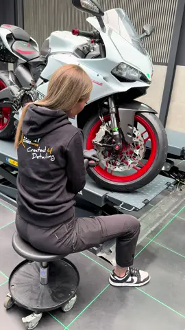 This is the ultimate combo for polishing hard-to-reach wheels like the ones on this motorcycle: the Honeycombination cone polishing pad combined with their polishing compounds! Shop online or visit us in-store! 🤝🏻 📦 Webshop: www.cleanyourride.nl 💻 Detailing: www.maximecarcleaning.nl #carcare #carworld #car #detailingcars #detailing #carmakeover #cleanyourride #detailingtips #carculture #girlsandcars #deepcleaning #handwash #carworld #caraddict #detailingaddict #detailingislife #real #learning #cardetailingacedemy #honeycombination #ducati #motordetailing #cleanyourride 