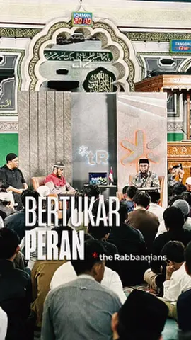 Jangan bersedih, wahai para istri. 🥀 Jika kini semangatmu tak lagi seperti di awal hijrah.. dulu engkau semangat menghadiri majelis, menuntut ilmu ke sana-kemari, dari satu majelis ke majelis lain.. Lalu kini? Mungkin sebulan sekali saja sudah Alhamdulillah.. Bukan karena engkau malas. Pun bukan karena karena engkau lalai! Namun karena medan jihadmu telah berubah. Peranmu kini telah berganti; lebih sunyi, tapi tak kalah mulia. Mengurus anak-anakmu? Melayani suamimu? Itu semua bukan penghalang pahala. Justru itu ladang jihadmu hari ini! Sama seperti suamimu yang mungkin berdakwah, bekerja, atau hadir di majelis, engkau pun sedang berjalan di jalan yang sama! Jalan menuju surga-Nya.. 🌸 Semangat! Allah pasti melihat segala lelahmu, bahkan yang tak tampak oleh manusia. Baarakallaahu fiykum… 🤲🏻✨💫