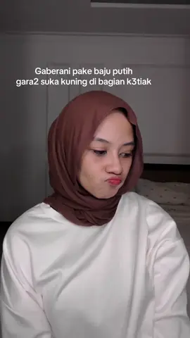 Dulu mana berani angkat2 tangan pas pake baju putih😭  Malu bgt bajunya di bagian keti kuning😭😭😭