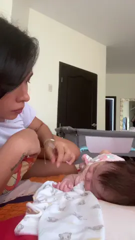 Antes me daba cosita córtale las uñas a mi bebé por miedo a lastimarla, pero ahora ya lo hago con todo mi amor mientras ella duerme ❤️