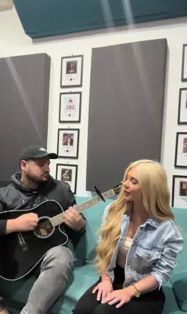 акустично 🎸❤️🎤🎶  #acoustic #dveochi #popfolk #bgtiktok 