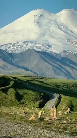 Одна из самых красивых дорог России С видом на самую высокую гору в Европе Эльбрус 5642 м #КабардиноБалкария Travel Russia