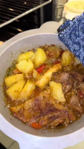 يا لباها من سفرة 🤤🔥 مغش لحم جيزاني بقدر الضغط… مستوي ومفلفل، وبعدها تحمير بالفرن يعطيه نكهة غير! ومو بس كذا… قدامه قرص خمير محمّر، وملوخية مدغمسة، ورز أبيض يفتح النفس 🍚🫓🌿 أكل يشبع البطن ويدفي القلب ❤️ وجبة على أصولها… من الجنوب، بس توصل لكل قلب يحب الطيب. 🔸 والبهارات الأصلية اللي عطت الطبخة طعمها؟ توفرت من جديد! اطلبوها من المتجر 📦 📌 الرابط في البايو #مغش_جيزاني #طبخ #ملوخية #خمير #مغش #لحم #حاشي #كبسه 