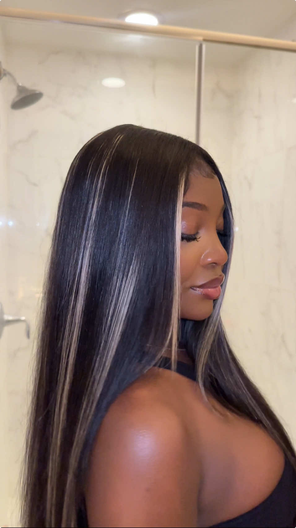 simple, easy, seamless! @Luvmehair  Shop : [Silky Straight] Balayage-Black & Blonde I used 2 packs of 22” of the highlighted clip ins with a few all pieces of all black to make it extra full #luvmehair#Luvmeclipin #clipinfornaturalhair #seamlessclipins  #luvmeforyou 