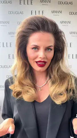 Un que? @👸🏼 Johanka 🩷  #douglasvevarech #ellebeautyloungered #armanimakeup #kviff #makelifemorebeautiful #filmfestival #karlovyvary #beauty #douglasczech #fyp #transition 