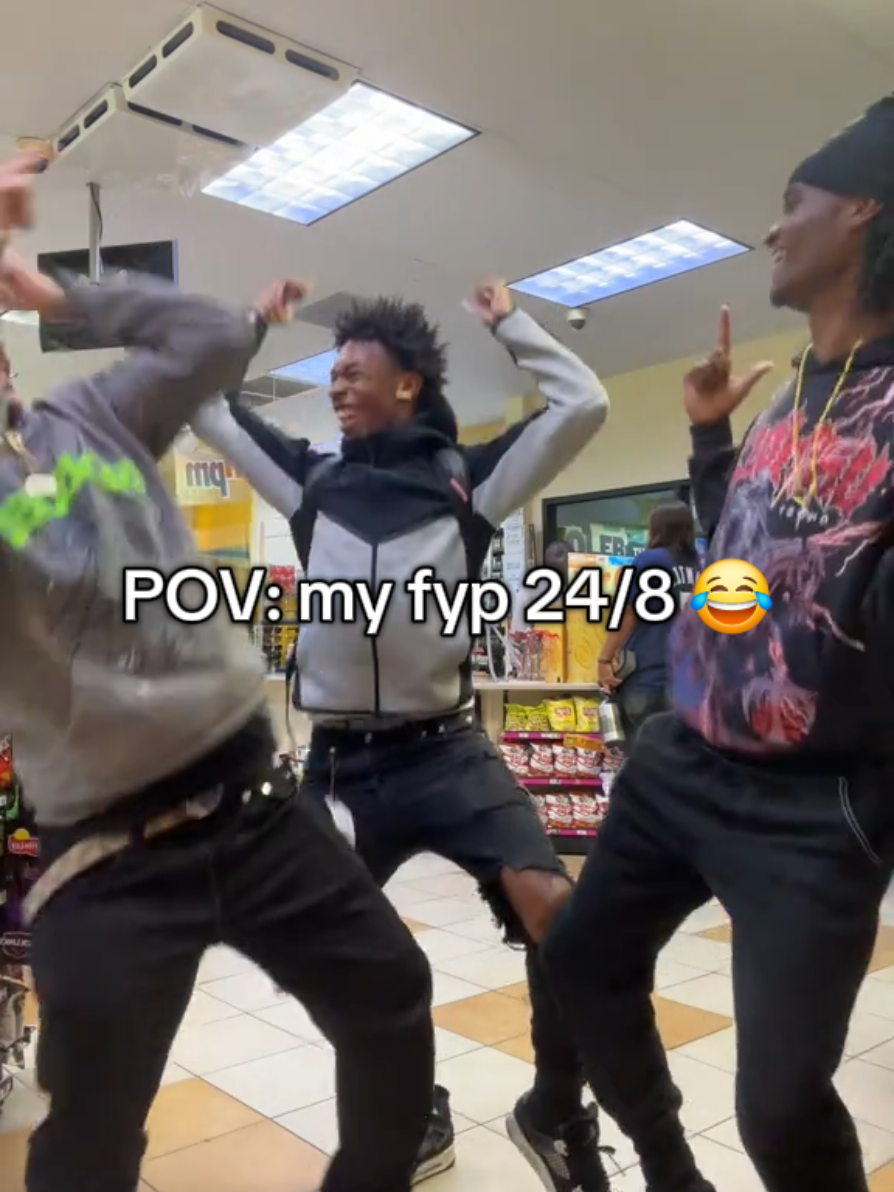 @Amirii ‘ ✰ all I see every time 😂 #fypシ #viral #influencer #dance #funny #foryoupage #calidances 