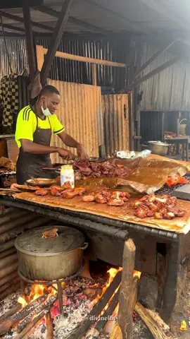 Mboté mes STARS !  Connaissez-vous les coupés-coupés ? Les viandes de coupés coupés originaires d’Afrique sont appréciées pour leur goût savoureux et authentique. Issues de méthodes de préparation traditionnelles, elles offrent des saveurs riches et uniques, très recherchées dans la cuisine africaine.  Chez moi, au Congo, on les appelle “coupés coupés”. Et chez vous, comment les appelle-t-on ? ( Ig: divineibt ) • • • • • • • • • • • #congo #streetfood #viral_video #africansfood #senegal #togo #cotedivoire🇨🇮 #viande #fyp #Restaurant #dakar #vlogs #divineibt #FoodLover #westafricantiktok #242 #221 #kinshasa🇨🇩 #foodtiktok #viral_video #brazzaville #pointenoire #togo 