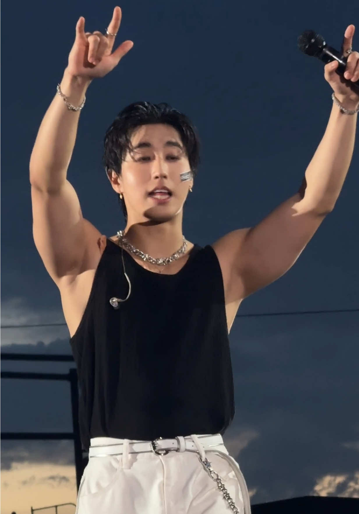 LET THE MAN SHOW HIS TATTOOS PLEASE #straykids #dominatetour #스트레이키즈 #han #hanjisung #한 