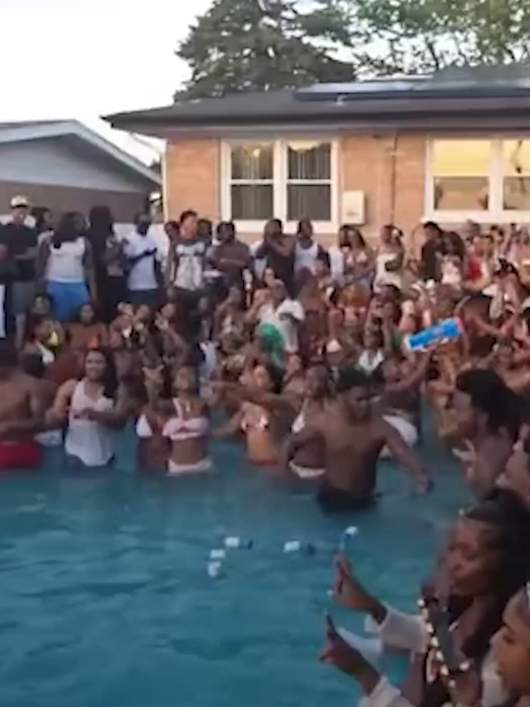 Jóvenes realizan ‘take over’ en una piscina de Illinois.