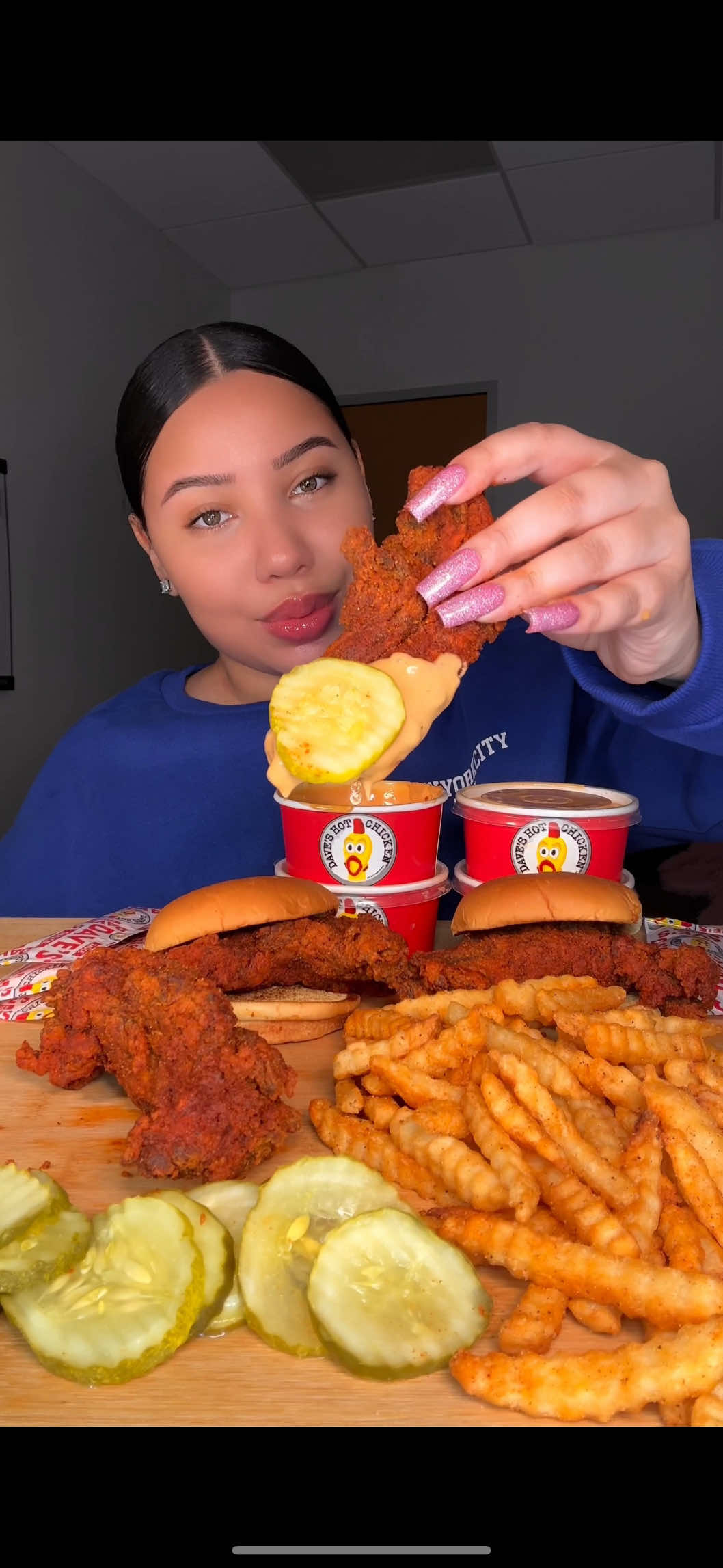 dave’s hot chicken ASMR🔥❤️ so crunchy!! #daves #mukbang #asmr #chickentenders #spicy #satisfying #food #macandcheese #fyp 