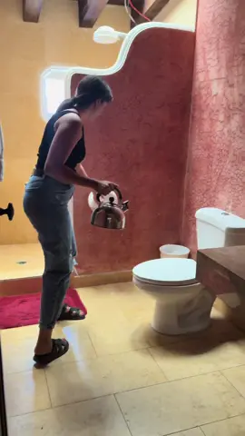 when it’s 10 minute before the Airbnb check out and the toilet is still clogged 😵‍💫