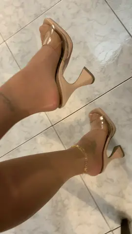 Mis zapatillas del día de hoy! #OOTD #lavivadi #sexylady😘💋 #sexyheels #transparent #chicvibes #sexysinesfuerzo #lookdeldía #zapatillas 