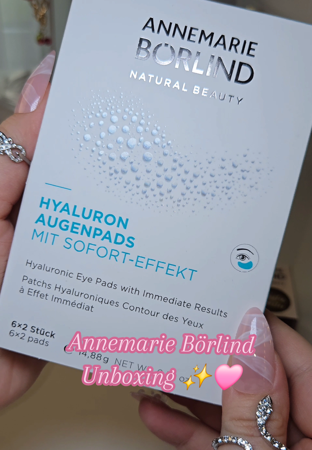 Instantly revived eyes? Yes, please! These Annemarie Börlind Eye Patches are your go-to for de-puffing, hydrating, and smoothing fine lines — all in just minutes. Cooling, soothing, and packed with natural botanical power. Your under-eyes will thank you. 💧👁️ Thank you so much @ANNEMARIE BÖRLIND for the opportunity to try your amazing products! 💕 . . . . . #eyepatchglow #hyaluron #eyepatches #annemarieboerlind #skincaretips #naturalskincare #quickfixbeauty #skincareroutine #undereyehelpers 