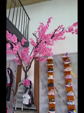 Capítulo 3 🌸 No teníamos presupuesto para decoración cara, así que hicimos algo mejor: usamos lo que teníamos. Este árbol fue un proyecto hecho en familia, con ramas, flores y mucho corazón. ¿Te atreverías a hacer algo así? 💡 Decorador: @Stifsan  #localvacioalocalhermoso #diydecoracion #emprendedoras #tiendainfantil #decotienda 