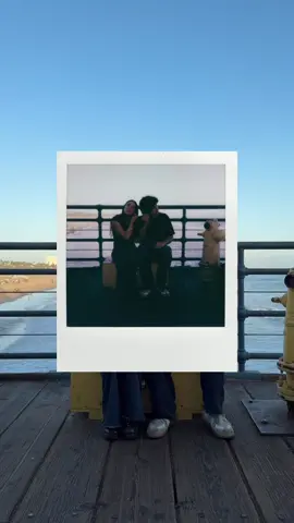 Phone vs photo💛  #polaroid #shootfilm #couplephotos #phonevscamera #analogphotography #shootfilm 