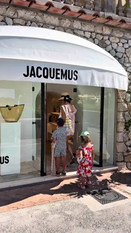 You’re trying to have your Emily in Capri moment at @Jacquemus but your shopping assistants are more interested in spotting gelato than Le Chiquito. 🍦👜💁🏽‍♀️ #summervibes #summerasthectic #italia #capri 