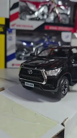 TOYOTA HILUX ESCALA 1/27 DISPONIBLE EN BLANCA Y NEGRA 