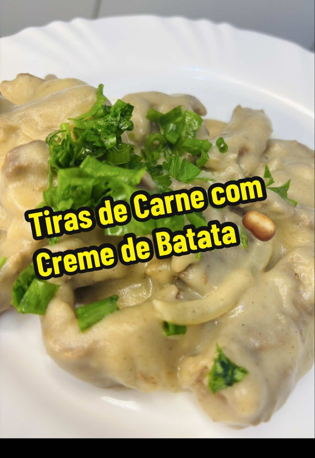 Tiras de Carne com Creme de Batata 🥔 😋 Utilizei: +/- 2kg de acém, 4 batatas grandes, 400ml de leite, 1 caixa de creme de leite e tempero a gosto (eu utilizei arisco, pimenta do reino, molho de alho, salsinha desidratada, cebola e finalizei com tempero verde que eu amo)  Ficou super cremoso e a carne muito macia! O segredo está em mixar bem o creme de batatas para que ele fique bem lisinho e cremoso 😋 #receitasimples #receitasfaceis #cremedebatata #carnedepanela #tirinhasdecarne