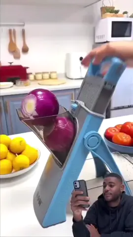 14 em 1 - Cortador - Fatiador - Ralador - Profissional Multiuso  Os fatiadores portáteis de legumes se tornaram ferramentas de cozinha cada vez mais populares, e não é por menos! Eles oferecem praticidade e agilidade no preparo de alimentos. Limpeza Descomplicada (Geralmente!): A maioria dos fatiadores portáteis é projetada para ser fácil de limpar, muitas vezes podendo ser lavada diretamente sob a torneira ou até mesmo na lava-louças. No entanto, é crucial ter cuidado redobrado com as lâminas afiadas durante a limpeza para evitar acidentes.  * #FatiadorPortatil  * #LegumesFrescos  * #CozinhaPratica  * #AlimentacaoSaudavel  * #ChefEmCasa
