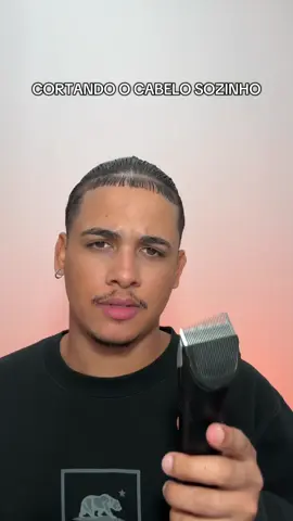 Cortando o cabelo com a maquininha que “faz degrade” automatico 