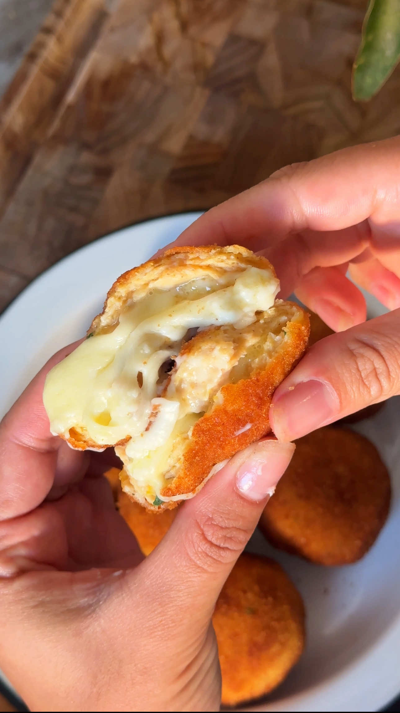 Bolinha de Frango 💛 500g de peito de frango 1 colherde chá de sal 1 colher de chá de páprica Raspinhas de 1 limão Cebolinha a gosto Queijo muçarela Requeijão de Bisnaga 1 Ovo Farinha de trigo Farinha de rosca ✅ Já salva para não perder #bolinhodefrango #bolinhadequeijo #petisco #frango #receitaspraticas