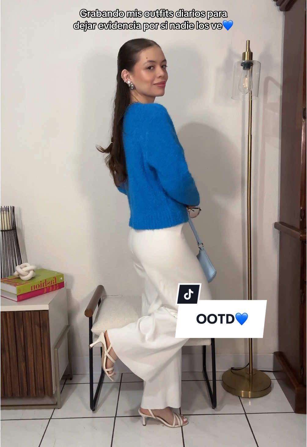 Grabando mis outfits diarios para dejar evidencia parte 21, con este look fui a celebrar el cumpleaños de mi novio💙👩🏼‍❤️‍👨🏼 ¿qué les pareció? #OOTD #outfitoftheday #inspooutfit #fashion #moda #colorfuloutfit #modafemenina #outfitstyle #girlyoutfit #bluesweater #whitepants #casualoutfits #casualstyle 