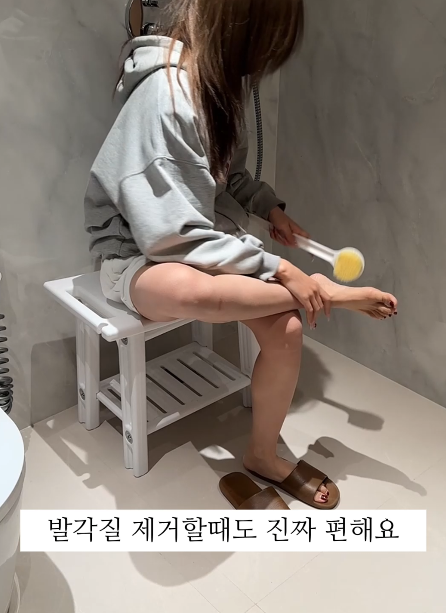 욕실에서 발각질 제거할 때, 앉아서 샤워하고 싶을 때! 진짜 편한 욕실 의자 등장🛁🪑 물 뿌려도 괜찮고, 위에는 수건이나 샴푸, 아래에는 클렌저까지 딱 정리 가능! 강추템✔️ 욕실에서 한 번 써보면 왜 이제 샀나 싶을걸요? ▶️ 구매방법은  프로필링크에서 449번 제품을  확인해보세요. #욕실의자 #샤워의자 #욕실정리 #발각질제거 #욕실꿀템 #욕실필수템 #편리한욕실생활 #홈스타일링 #욕실인테리어 #욕실수납