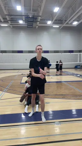 btw he’s 7’1 single @Marlon @Félix.richard @Antoine ♚ @cedr.t @Ludovic latreille @OliCarle #teamquebec #volleyball #fyp #quebec #relevebleue 
