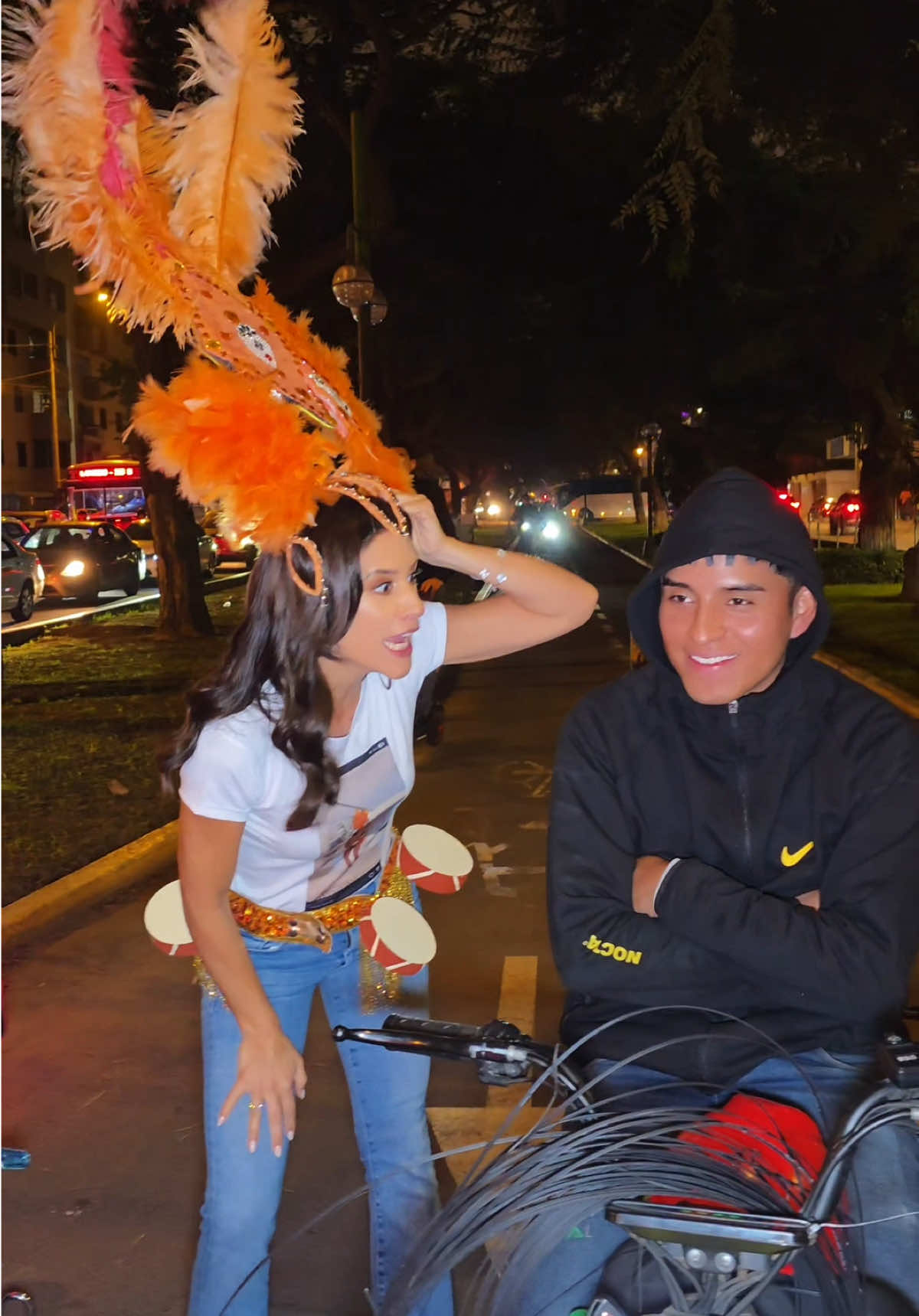 Un acontecimiento histórico digno de celebración 🎉🫢😂 ¡@Karol G reposteó mi video de #Tropicoqueta! 🤗 La gente en las calles no puede creerlo, todos están felices 🎉  Jajaja déjenme creerlo porfa 🥹😂