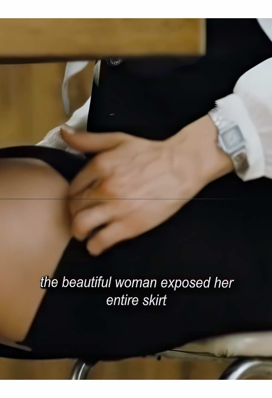 The beautiful woman quickly attracted the attention of a man nearby.Suspense/Thriller/Humanity/Couple/Romance #film #movie #fyp 