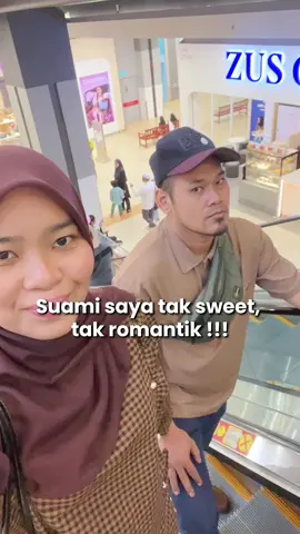 Tak sweet kan? Tengok muka dia yang serius tu pon dah tahu 😜 