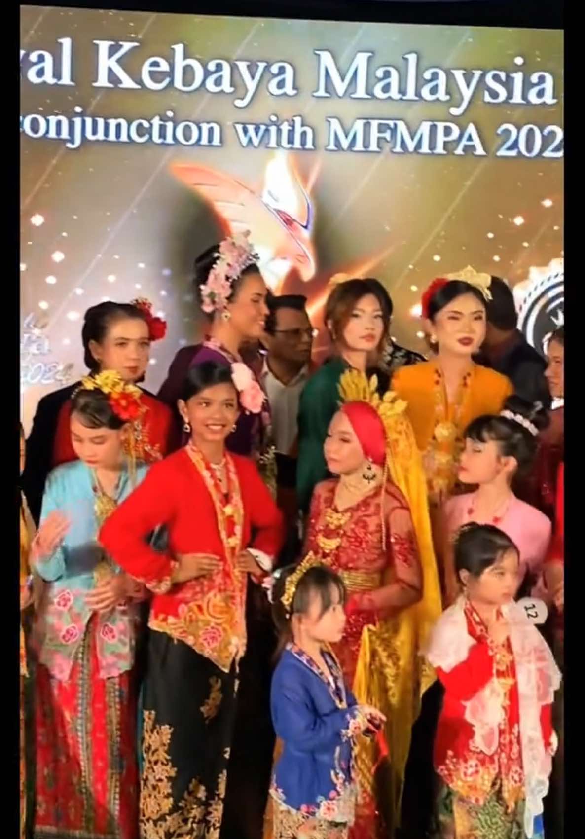 Lần tới và cũng là lần đầu đi chấm thi tại Malaysia 🥰 #chamthicuocthihoahau #global #malaysia #kebaya #misskebayamalaysia #misihanhtinhlamoibaihoc #ketnoivanhoa #hhcdtvn2022 #hhcdtvn #missfriendshipinternational #nongthuyhang