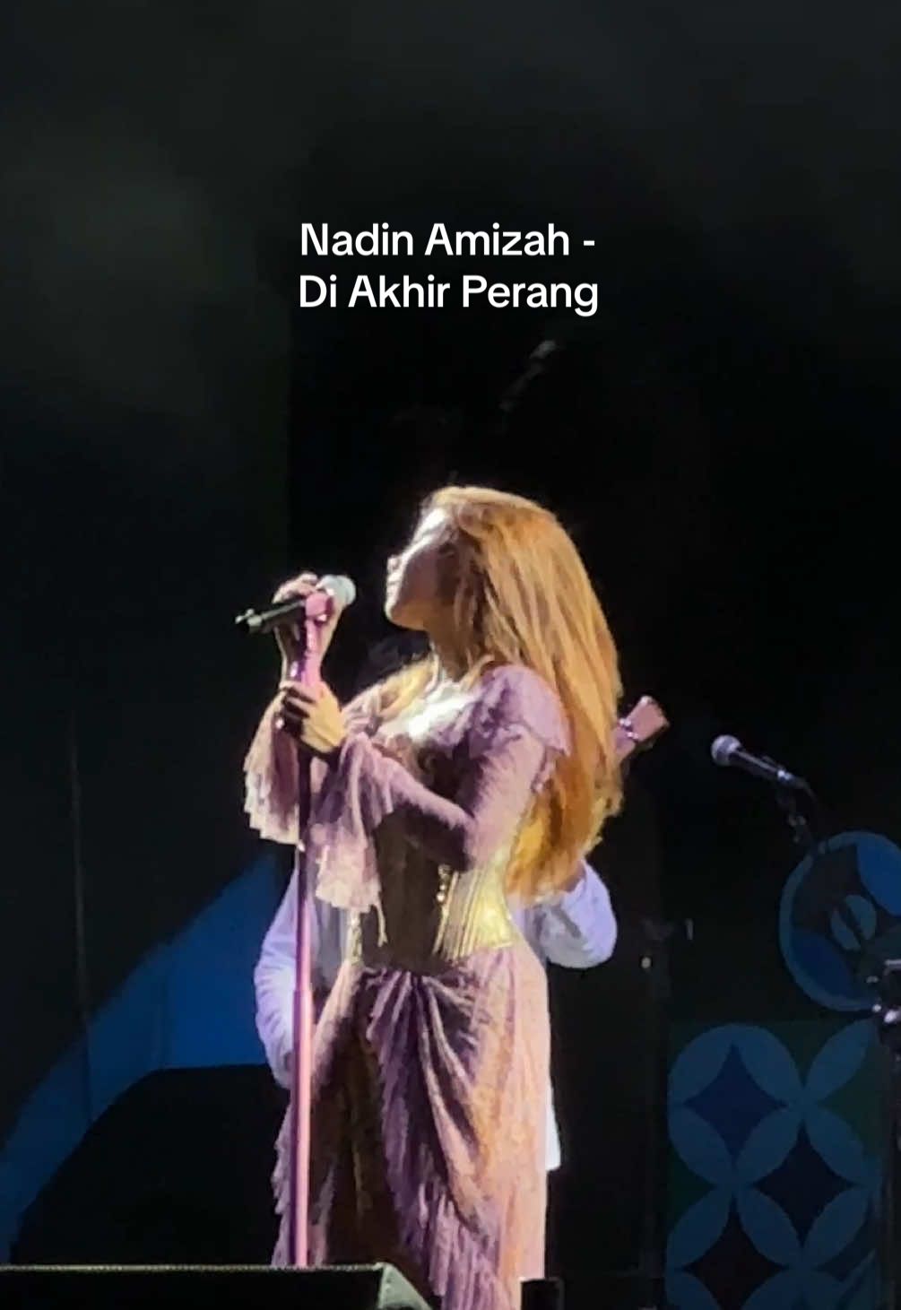 Lagu kesukaan. Makin indah bgtt🤍🥹 #nadinamizah #diakhirperang 