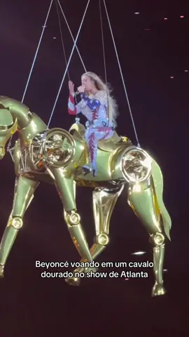 Depois do desastre com o carro, Beyoncé colocou 16 carriages novamente na setlist da turnê com direito a cavalo dourado no show de Atlanta!  Cr: @jjaniog #beyonce #beyhive #cowboycarter #cowboycartertour 