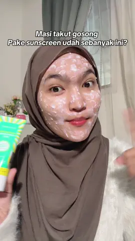 btw ini sunscreen pertama kali yg prnh aku cobain di dunia per sunscreen an😭💗 tekstur gel nya masih sama bahkan feels ringan + nyaman nya masih sama banget sumpah sunscreen @azarinecosmetic  udh legend bgt sih tp ttp bisa mempertahankan kualitas, the best😖💗🔥💋#sunscreenazarine #backtozkul #sunzkulteam #foryou #foryoupage #trending #viral #tiktok #foryou #fyp 