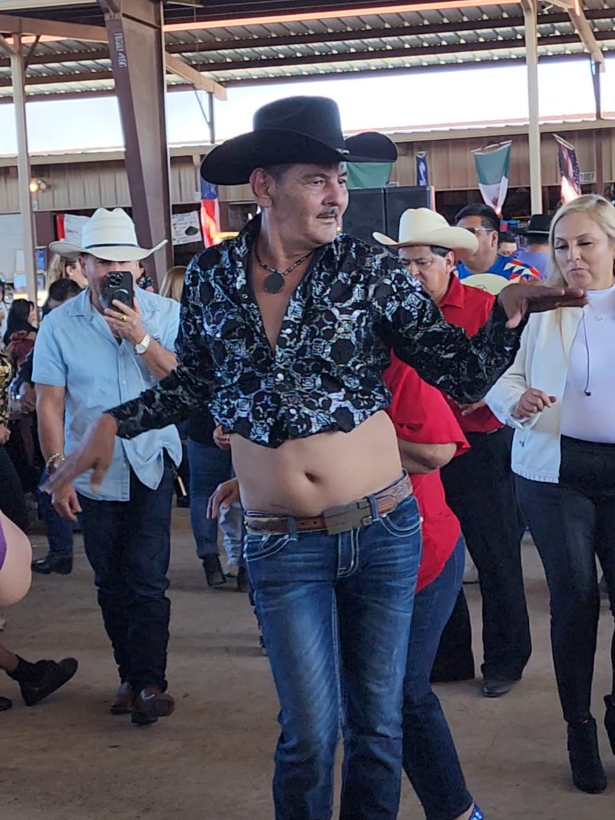 El Divo956 Asi de bonito bailaba  en la pulga de alamo texas #foryoupage #viraltiktok #foryoupageofficiall #parati #pulgadealamo #956 #fypシ #alamotx 