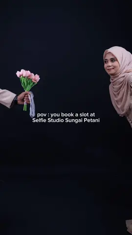 Kami mungkin tak ada plan besar… tapi kami ada momen kecil yang besar maknanya. Tak tunggu kahwin pun, gambar lawa boleh buat. Janji ikhlas & happy. Kadang, cukup sekadar simpan detik ni elok-elok dalam gambar 💐📸 Kalau hangpa pun nak shoot macam ni, 📲 PM Kami sekarang, slot cepat penuh tau! Gunakan #1#1momentau bila PM kami untuk dapatkan promo Rm60  😙 #selfiestudio #studiophotoshoot #TikTokMalaysia #foryoupage #1moment #fyp #sungaipetanikedah #selfphotostudio #trending #foryoupageofficiall #ootdhijab #studioutara #photooftheday #aesthetic 