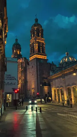 🌙✨ Zacatecas de noche es otra historia… Entre callejones empedrados y luces tenues, la ciudad se transforma en un escenario mágico. La arquitectura colonial brilla bajo la luna, mientras las callejoneadas llenan el aire de música, risas y leyendas. Perderse en sus calles es encontrarse con el alma de una ciudad que vive, canta y enamora. 💫🎺 #Zacatecas #Callejoneadas #ZacatecasDeNoche #ArquitecturaColonial #MéxicoMágico 