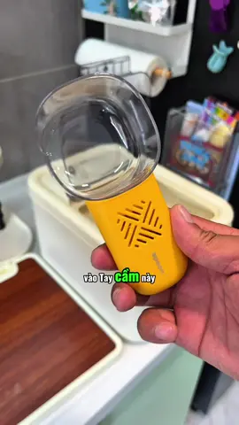 Muỗng xúc gạo có chức năng ngăn côn trùng và đong lượng rất tiện lợi. Thích hợp để xúc gạo và mì!! #muongmucgao #tienich #giadungnhabep #creatorsearchinsight #thietthuc #jizonguyen 