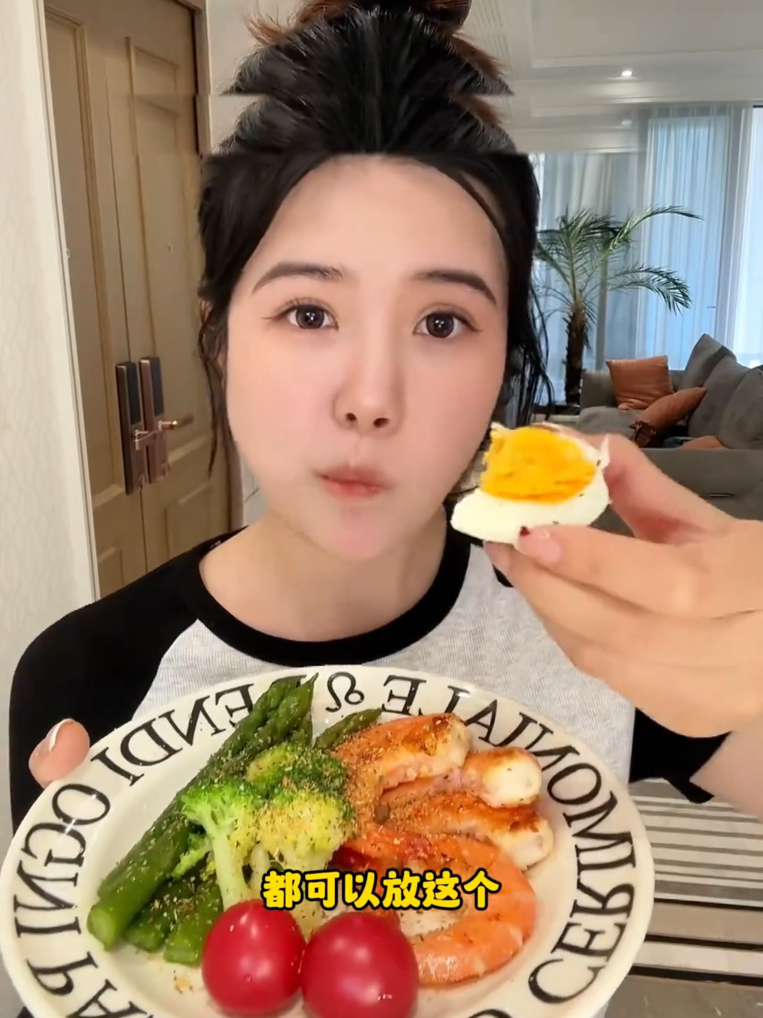 自从有了这个#欧芹大蒜盐我做什么饭都会放上一点，真的很提味！难吃的水煮菜撒上他都会变得巨好吃~#大蒜