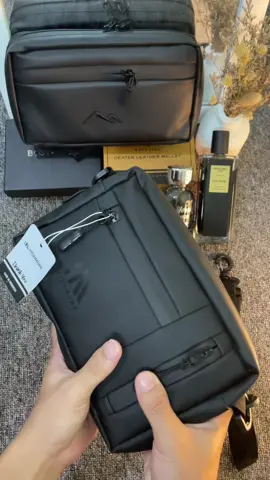 Tas selempang clutchbag pria highmore diaz waterproof tahan air kualitas premium bisa dijadikan slingbag dan handbag desain simpel dan elegan bisa muat banyak barang seperti charger dompet uang parfum dan lain lain langsung check out sekarang bosku #tasselempangpria #slingbagpria #handbagpria #clutchbag #handbag #tastanganpria #tas3in1 #taswaterproof #highmore 