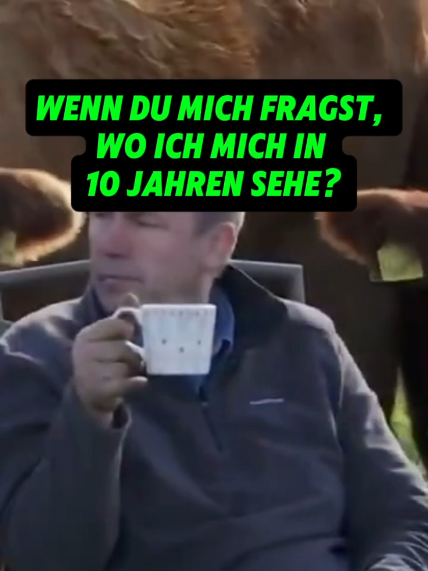 Wenn du mich fragst, wo ich mich in 10 Jahren sehe – ich: Kaffee. Ruhe. Kühe. Keine Meetings. Keine Deadlines. Kein Outlook. Nur noch Gras fressen – aber freiwillig. Und du so? 👉 Folge @JobMeetsMeme für noch mehr berufliche Zielvorstellungen mit Realitätsbezug. Täglich neue Memes gegen den Karrierekoller. #Bürohumor #Karriere #Feierabend #Kollegen  #creatorsearchinsights 
