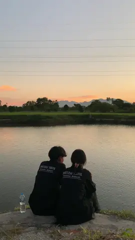 sunset w u #sayangkamu #sunset #sunsetvibes #sunsetview #danau #untukmu #campus #berandatiktok #beranda 