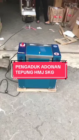 Ngaduk adonan tebal nggak harus ribet! Ini dia Matrix HMJ 5KG – pengaduk adonan canggih buat usaha kamu ✅ Kapasitas besar 5 kg – cocok untuk produksi roti, donat, kue dalam jumlah banyak ✅ Daya kuat 550 Watt – tenaga maksimal, listrik tetap hemat ✅ Fitur REVERSE (maju/mundur) – adonan tercampur lebih merata & cepat ✅ Suara mesin halus, nggak ganggu suasana dapur ✅ Mangkuk stainless – higienis & mudah dibersihkan ✅ Mesin awet, cocok untuk UMKM, bakery rumahan, & skala produksi 🎥 Tonton video ini dan langsung DM untuk cek harga & stok hari ini! #MixerMatrix5Kg #MatrixHMJ550W #pengadukadonankalis #MesinUMKM #TokoMesinRoti #AlatBakingAndalan #UsahaKueNaikKelas 