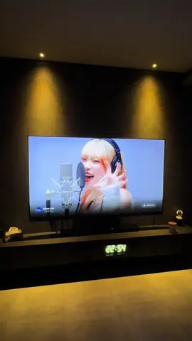 テレビは75inchです❕ 証明いろんな付け方でみるけど、スポットがオシャレで好き！✨️ このライトもこだわりあって、 広角じゃないライトにしてます💡´- #新築一戸建て #外構 #新築 #マイホーム #グレーのお家 #テレビ #テレビ台 #フロートタイプ #家 #hana #HANA #nonogirls 