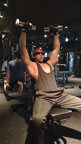 Try this workout that targets 𝘂𝗽𝗽𝗲𝗿 𝗰𝗵𝗲𝘀𝘁. #Fitness #gym #hararetiktok #zimbabwe 