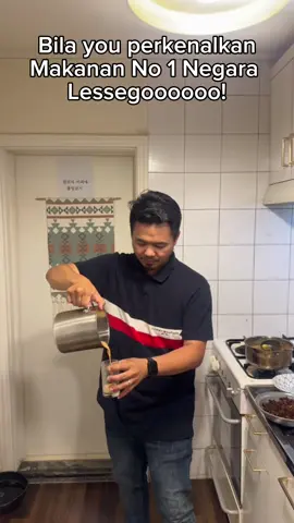 Bila perkenalakan makanan No 1 Negara. Kali ini kita bagi Full set! Nasi Lemak, Teh Tarik, Karipap Dan Cucur Bilis. Fuhhhh! Memangggg perfect Combooo. Alhamdulillah.  Selain Jadi Engineer, memasak and introduce our foods dengan orang luar juga memang best! Thank you everyone Sebab nak rasa makanan kita and I’m happy to serve you guys. ☺️ Semua Sukaa nasi lemak and licinnnn. Alhamdulillah. Ini pengalaman Pertama diorg. 🔥#masakansimple  #korealife #cooklover #NasiLemak #karipap #tehtarik #cucurbilis #korean  