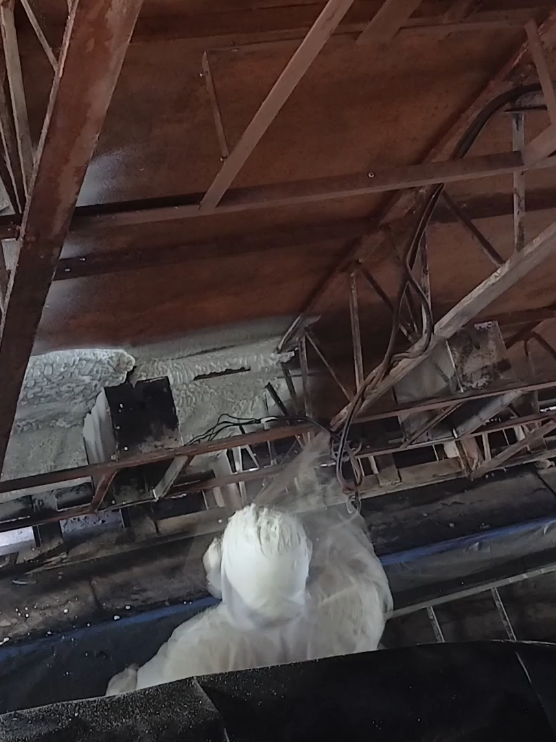 ⚙️ Purhabbal körbejárjuk az országot – Visontai Erőmű 2025. május 5-én Visonta területén, egy üzemeltetés alatt álló erőműben végeztünk nagy felületű szigetelési munkát. A projekt során összesen 960 m² felületre került felhordásra 4 cm vastag zárt cellás purhab, WHITECHEM SPR 220 típusból. Ez az anyag ipari célokra kifejlesztett, nagy sűrűségű purhab, amely egyszerre biztosít hőszigetelést, vízzárást és szerkezeti merevítést – ideális olyan létesítményekben, ahol üzem közbeni terhelésnek kitett felületeket kell kezelni. A kihívást nem csupán a felület mérete, hanem az üzem működési rendje és biztonsági szabályozása is jelentette. Ennek ellenére a munkát a megrendelővel egyeztetett paraméterek szerint, pontosan és határidőre sikerült elvégezni. 🔧 Nagy felületek, szigorú ipari környezet? Hatékony megoldás létezik: 👉 https://rapidszigeteles.hu #purhab #szigetelés #visonta #zártcella #ipariszigetelés #erőmű #rapidvideo #WHITECHEM #üzemiinfrastruktúra #hőszigetelés