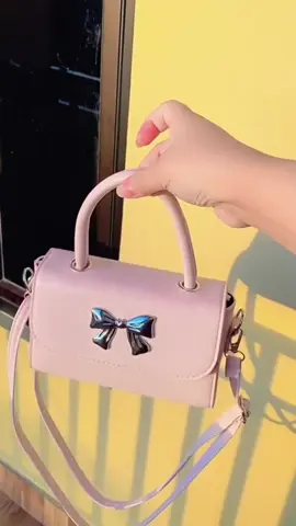 The cutest bag ever 🌸🎀  #taswanita #rekomendasitas #tasselempang #taslucu #payday #slingbag 