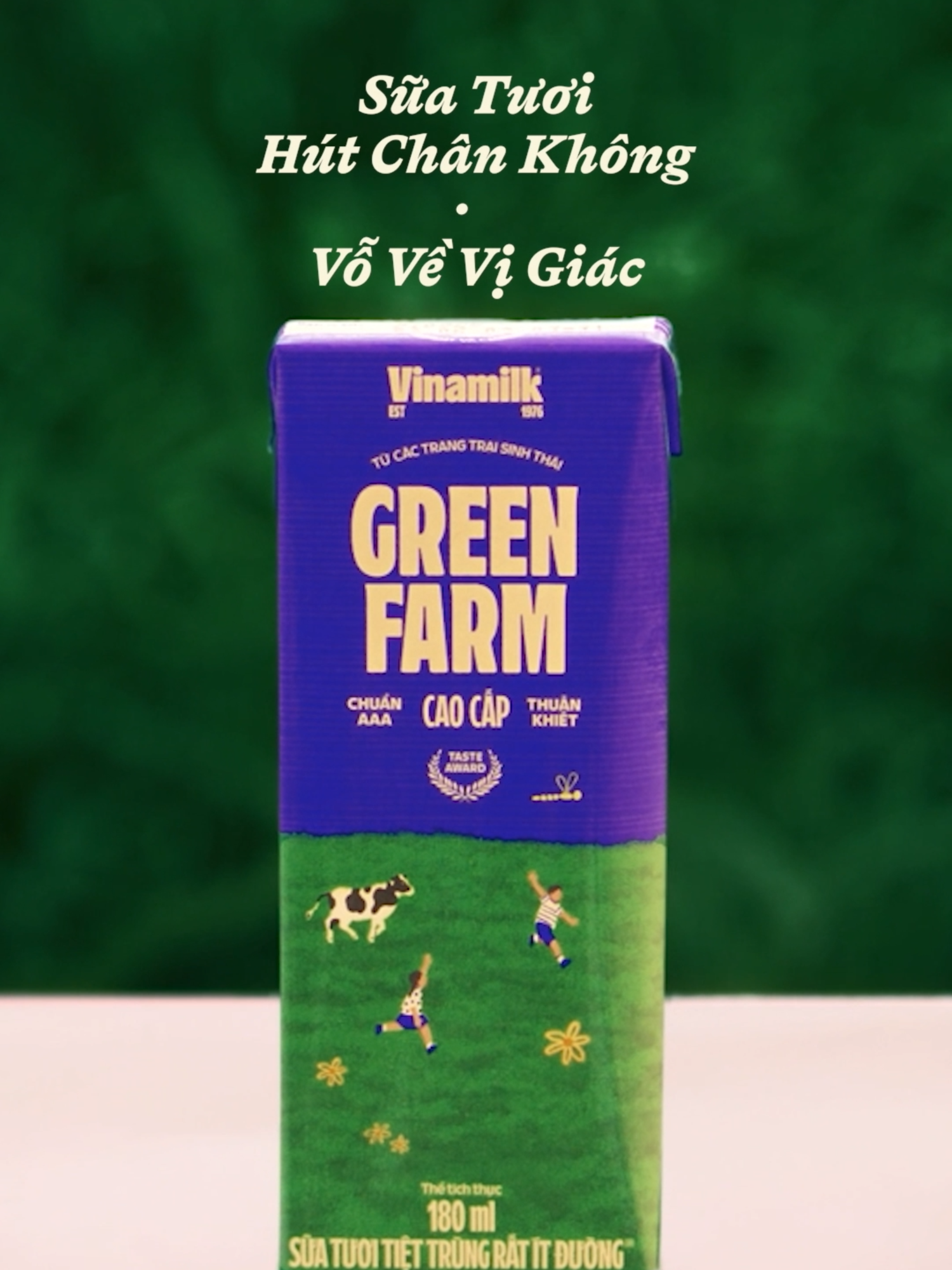 Từ những cánh đồng sinh thái và khẩu phần ăn hơn 20 loại cỏ hoa được chọn lọc cẩn thận. Đến công nghệ Kép Hút Chân Không đột phá. Vinamilk Green Farm đã làm nên thành quả thơm béo, sóng sánh, thoảng chút cỏ hoa, hậu vị ngọt ngào.  Cùng vỗ về vị giác tại: https://shorturl.at/7Kk4d #Vinamilk #GreenFarm #SuaTuoiHutChanKhong #CongNgheKepHutChanKhong